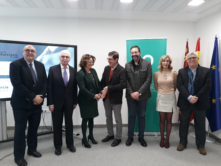 El consejero de Salud, Manuel Villegas y representantes del Colegio Oficial de Médicos de la Región de Murcia, con su presidenta Isabel Montoya, durante la presentación de la firma del convenio para la asistencia a los médicos trabajadores enfermos en el Plan de Atención Integral al Médico Paciente (Paime)