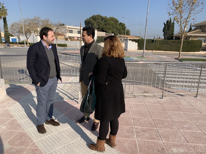 El Director General de Territorio y Arquitectua, Jaime Pérez Zulueta, junto con el alcalde de San Javier, José Miguel Luengo, visitan las obras de los itinerarios peatonales accesibles en la Avenida Academia General del Aire