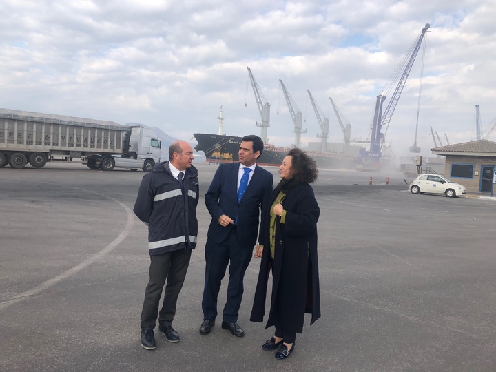 El consejero de Fomento e Infraestructuras, José  Ramón Díez de Revenga, y la presidenta de la Autoridad Portuaria, Yolanda Muñoz, durante su visita a las instalaciones del Puerto de Cartagena