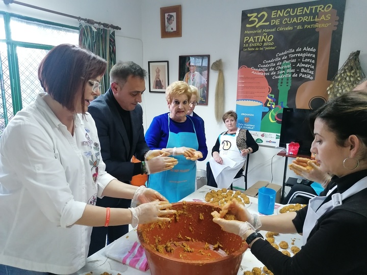 Elaboración de las tradicionales pelotas de Patiño en la peña La Hijuela (2)