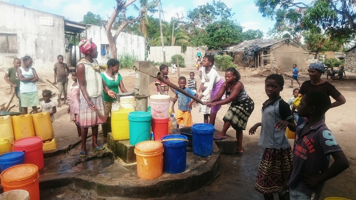 Habitantes de Mozambique intentando proveerse de agua