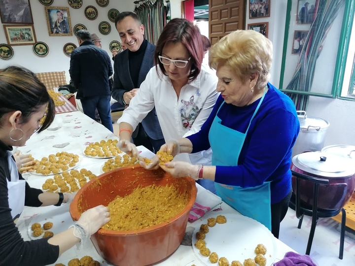 Elaboración de las tradicionales pelotas de Patiño en la peña La Hijuela (1)