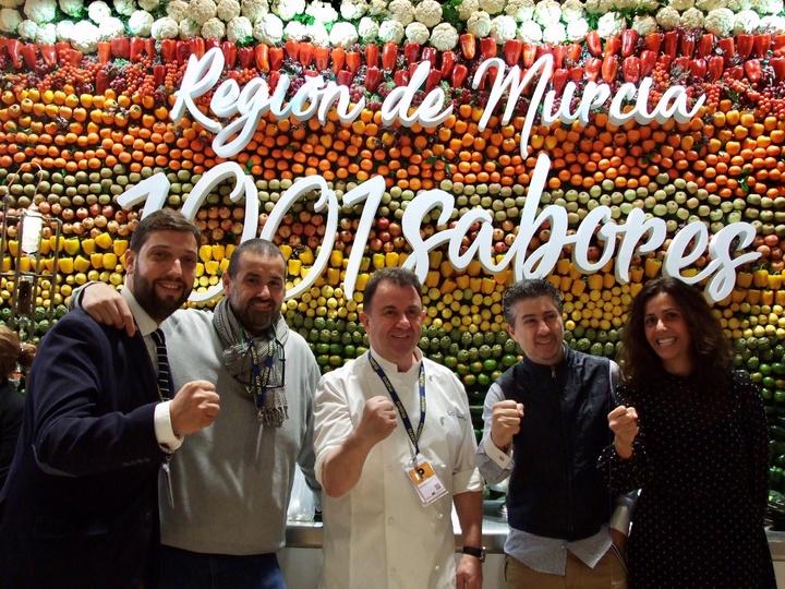 Imagen de la consejera de Turismo, Juventud y Deportes, Cristina Sánchez, tras la inauguración del stand de la Región de Murcia en 'Madrid Fusión'. Le acompaña el director del Instituto de Turismo,Francisco Martínez, y los cocineros Martín Berasategui,David de Jorge (Robín Food) y el cartagenero Pablo Martínez del restaurante Eszencia.