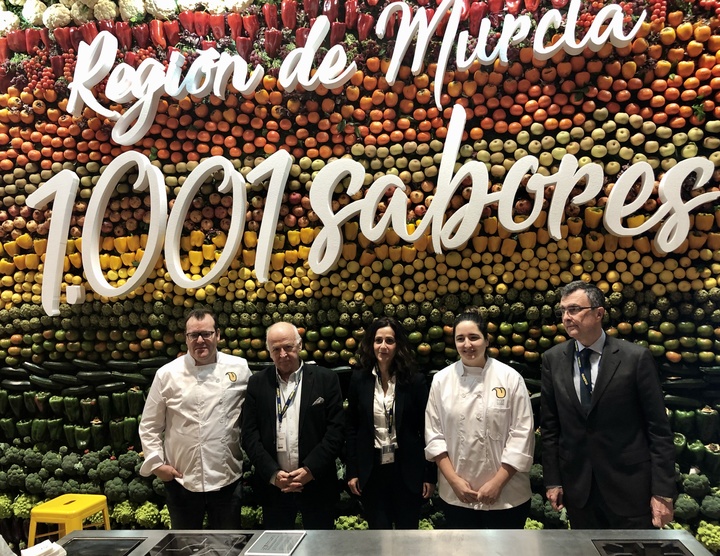 Imagen de la consejera de Turismo, Juventud y Deportes, Cristina Sánchez, junto al alcalde de Murcia, José Ballesta, el director de la Capitalidad Española de la Gastronomía, Pedro Palacios, y los Estrellas Michelin, María Gómez y Pablo González-Conejero