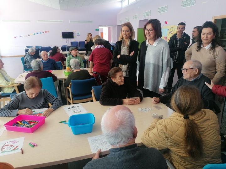 La vicepresidenta y consejera de Mujer, Igualdad, Lesbianas, Gays, Bisexuales, personas Transgénero e Intersexuales, Familias y Política Social, Isabel Franco, visitó el Centro de Día y Residencia para personas con discapacidad y mayores Reina Sofía de Fortuna