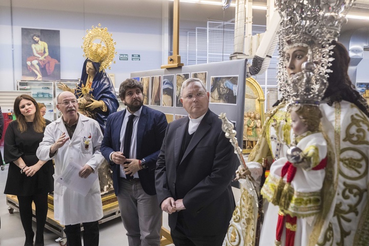 El presidente Fernando López Miras conoce los trabajos de restauración de las imágenes de la Virgen de la Fuensanta y la Virgen de la Caridad