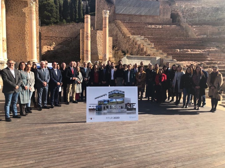 Imagen de la consejera de Turismo, Juventud y Deportes, Cristina Sánchez, junto a los asistentes a la presentación del estand y la programación de 'Feria Internacional de Turismo de Madrid 2020'