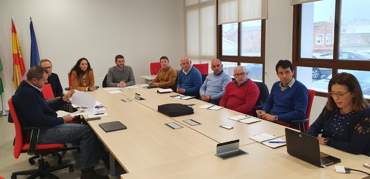 El consejero de Agua, Agricultura, Ganadería, Pesca y Medio Ambiente, Antonio Luengo, mantiene una reunión de trabajo con la alcaldesa de Fuente Álamo, Juana María Martínez
