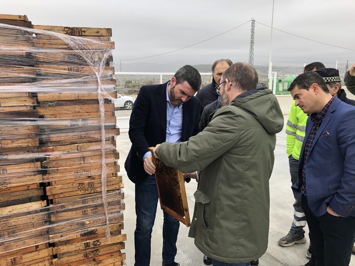 Antonio Luengo visita la empresa ApiZafra y pone en valor el sector de la apicultura en Región de Murcia