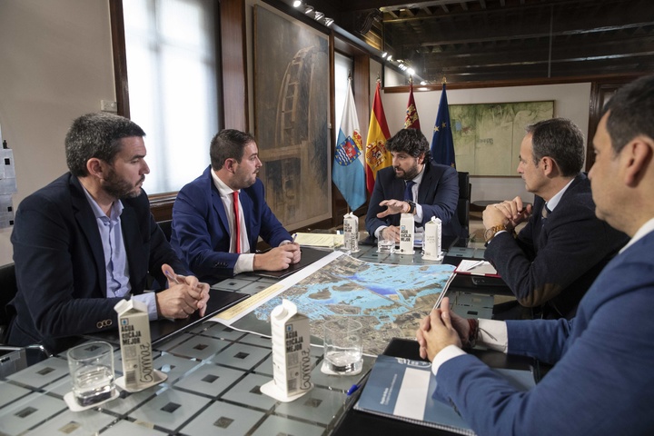 Imagen de la reunión mantenida por el presidente de la Comunidad, Fernando López Miras, y el alcalde de Los Alcázares, Mario Pérez (1)