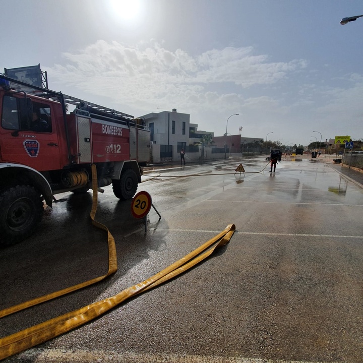 Bomberos del Consorcio de Extinción de Incendios y Salvamento, con base en el parque del Mar Menor, vadean y limpian las calles de Los Alcázares