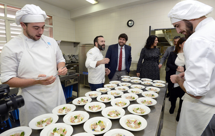 El presidente López Miras, en su visita a la Escuela de Hostelería y Turismo de Murcia