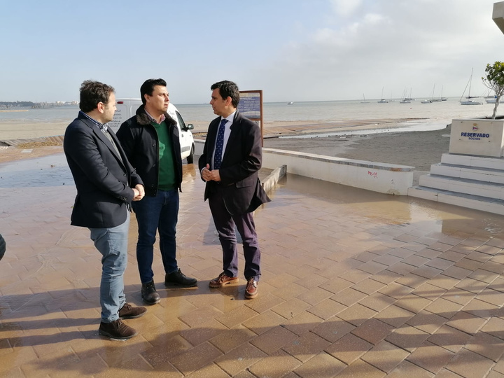 El consejero José Ramón Díez de Revenga y el alcalde José Miguel Luengo antes del inicio de la quinta reunión del Panel de Expertos para prevenir las inundaciones en la Región de Murcia que hoy se ha celebrado en el municipio de San Javier
