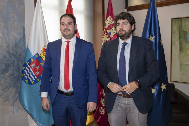 Imagen de la reunión mantenida por el presidente de la Comunidad, Fernando López Miras, y el alcalde de Los Alcázares, Mario Pérez (2)