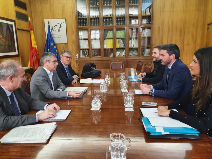 Reunión del consejero de Agua, Agricultura, Ganadería, Pesca y Medio Ambiente y el secretario de Estado de Medio Ambiente