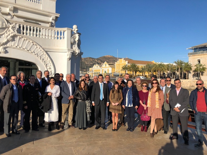 El consejero de Fomento e Infraestructuras, José Ramón Díez de Revenga, y la presidenta de la Autoridad Portuaria, Yolanda Muñoz, junto con los miembros de la Mesa Nautica de la Región de Murcia