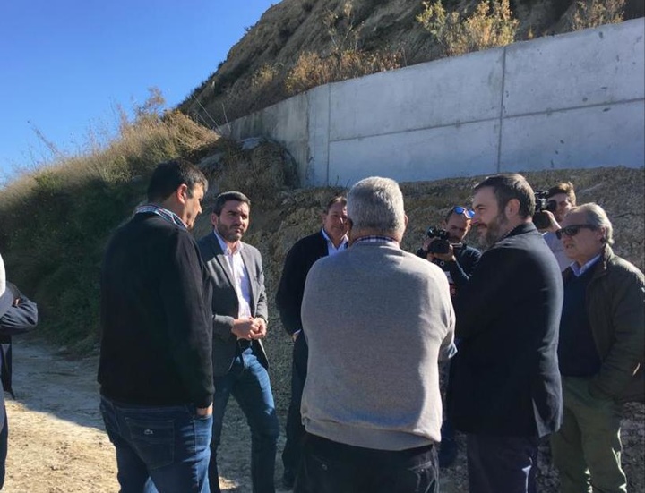 El consejero Antonio Luengo, junto al alcalde de Ceutí Juan Felipe Cano, visitan los trabajos realizados en la Acequia Mayor de Alguazas