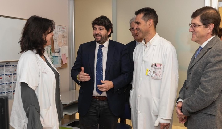 El presidente López Miras visita La Arrixaca con  motivo del Día Mundial contra el Cáncer