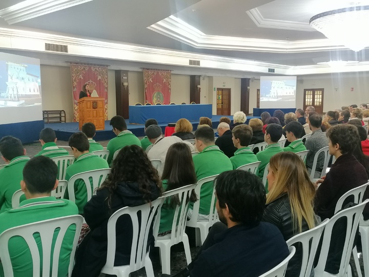 380 alumnos asisten a la conferencia del científico Amador Menéndez en la Academia General del Aire