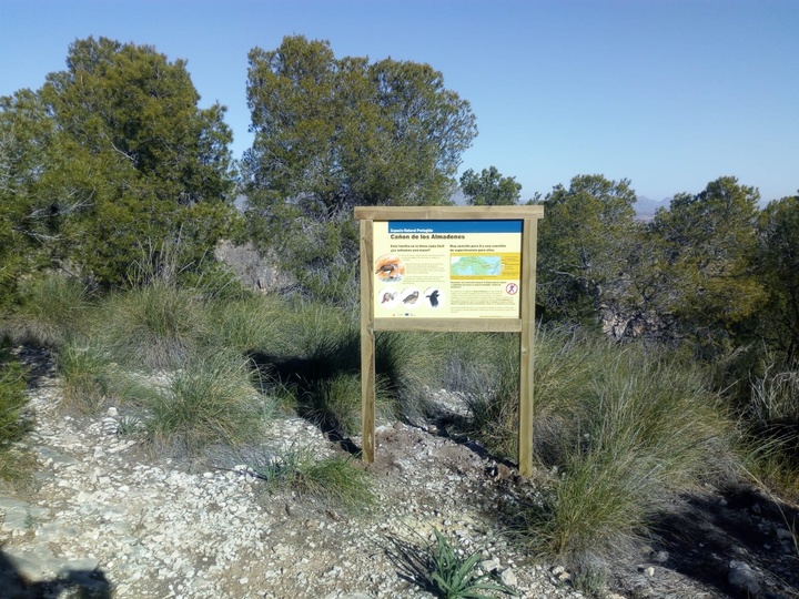 Cartel informativo sobre la fauna característica existente en el entorno del Cañón de Almadenes