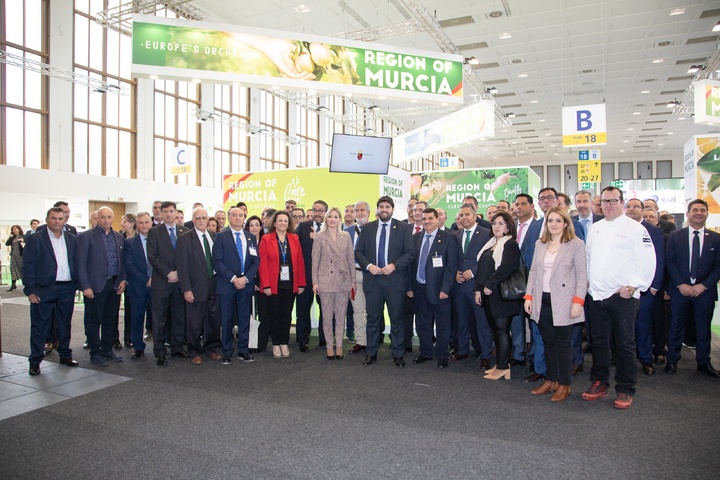 El presidente de la Comunidad en la feria hortofrutícola 'Fruit Logística 2020' (2)