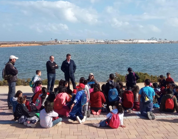 Escolares de Los Alcázares conocen el Parque de Las Salinas con motivo del Día de los Humedales
