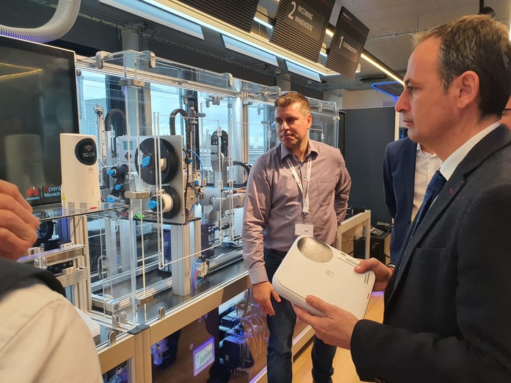 El consejero de Presidencia y Hacienda, Javier Celdrán, durante la visita al Centro de Innovación de la compañía tecnológica Huawei en Munich