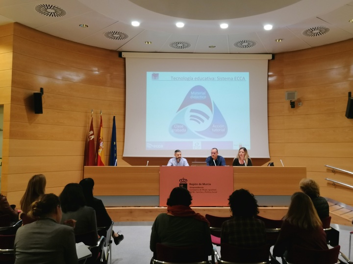 La Comunidad oferta un ciclo de cursos de formación para las 300 mujeres víctimas de violencia de género