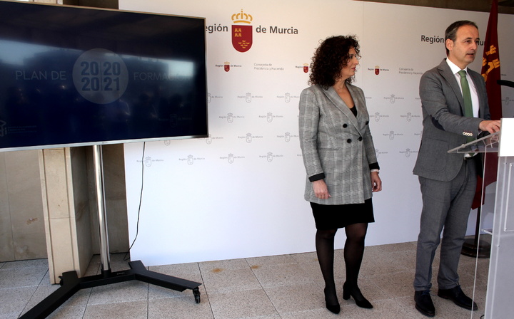 El consejero de Presidencia y Hacienda, Javier Celdrán, durante la presentación del Plan de Formación para los empleados públicos