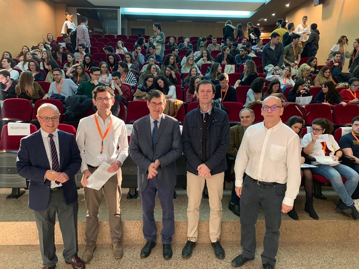 El consejero de Salud, Manuel Villegas, mantiene un encuentro con los asistentes al V Congreso de Radiología para Estudiantes de Medicina