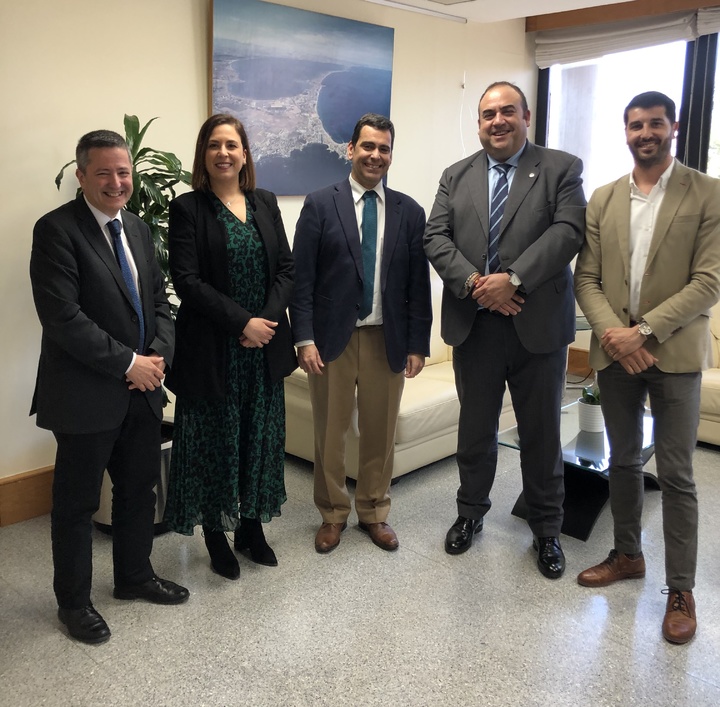 El consejero de Fomento e Infraestructuras, José Ramón Díez de Revenga, el secretario general Enrique Ujaldón, el presidente de la Cámara de Comercio de Lorca, Juan Francisco Gómez, y parte de su junta directiva tras la reunión mantenida esta mañana en la que han hablado de las inversiones en carreteras