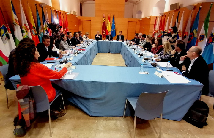El consejero de Presidencia y Hacienda, Javier Celdrán, preside la reunión del Consejo Regional de Cooperación Local