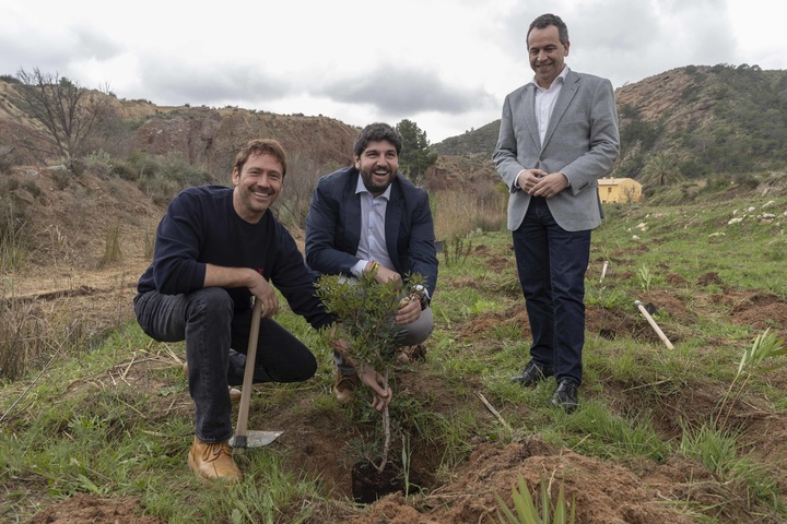 El presidente de la Comunidad entrega el Certificado de Compensación de Emisiones Dióxido de Carbono de la Región de Murcia al director de la película 'El Secreto de Ibosim', Miguel Ángel Tobías (2)