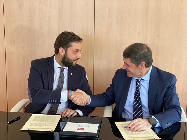 Imagen del director del Instituto de Turismo de la Región, Juan Francisco Martínez y el presidente de Segittur, Enrique Martínez, tras la firma del convenio