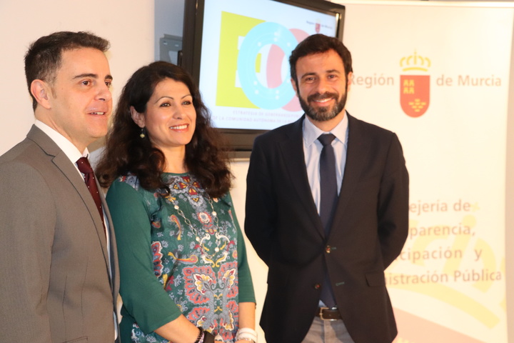 La consejera Beatriz Ballesteros junto a los directores generales de Regeneración y Modernización Administrativa y de Gobierno Abierto y Cooperación al Desarrollo, José David Hernández y David Martínez, ha presentado el borrador de la Estrategia Regional de Gobernanza Pública