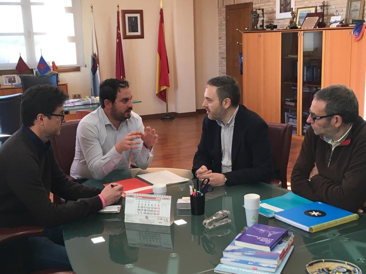 El director general del Agua, Sebastián Delgado, mantiene un encuentro con el alcalde de Los Alcázares, Mario Cervera para avanzar en el proyecto de conexión norte de una red de pluviales