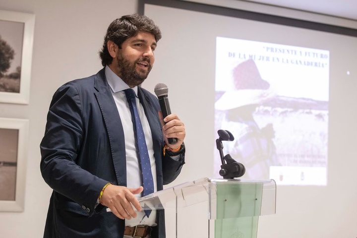López Miras inaugura la jornada 'El trabajo diario de la mujer ganadera'