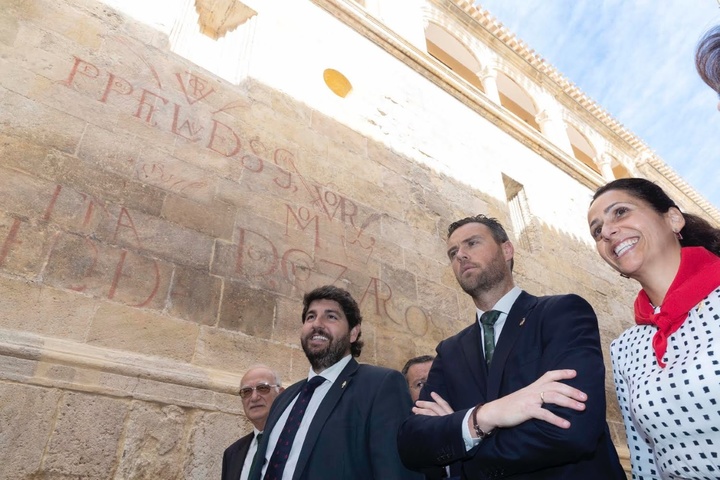 El presidente López Miras, durante la inauguración de la fachada principal de la iglesia parroquial de El Salvador en Caravaca de la Cruz
