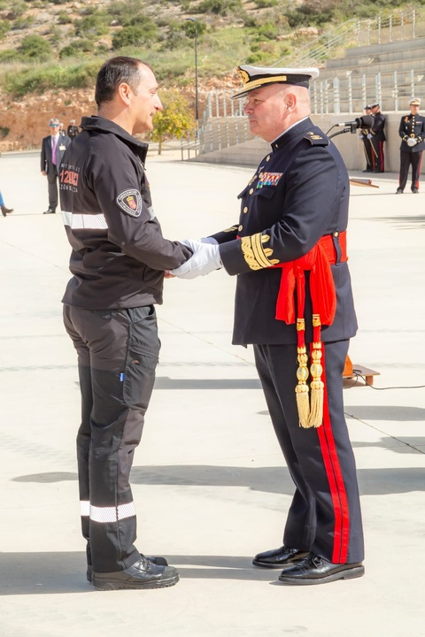 Dos auxiliares en Intervención de Emergencias reciben la distinción 'Amigos de la Infantería de Marina' de la Armada Española