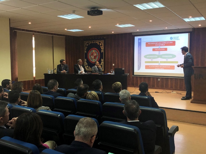 El consejero Antonio Luengo, acompañado del rector de la Universidad Politécnica de Cartagena y el presidente del SCRATS, en la presentación del convenio para medir la fertirrigación