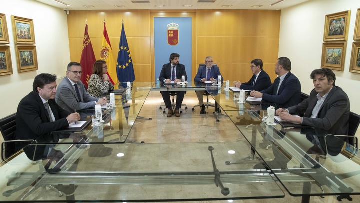 El jefe del Ejecutivo autonómico, Fernando López Miras, se reúne con el presidente de la Asamblea Regional y los portavoces de los grupos parlamentarios para informarles de las decisiones adoptadas en el Consejo de Gobierno