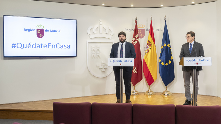 Rueda de prensa del jefe del Ejecutivo regional, Fernando López Miras, y el consejero de Salud, Manuel Villegas (2)