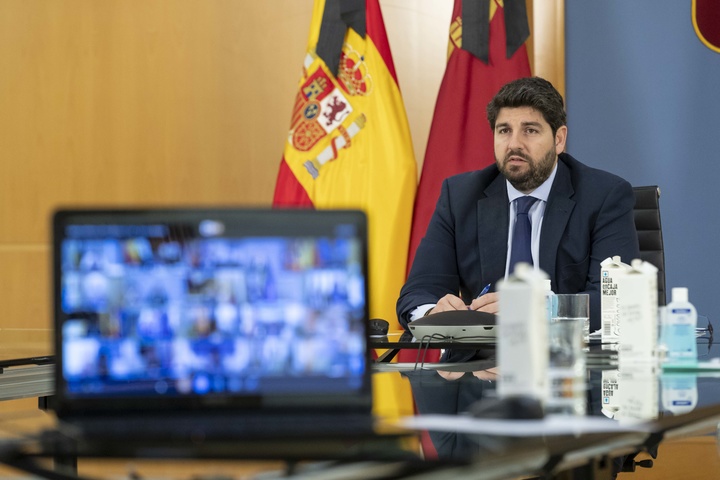 El jefe del Ejecutivo regional, Fernando López Miras, participa en la reunión por vía telemática de dirigentes autonómicos con el presidente del Gobierno central, Pedro Sánchez (2)