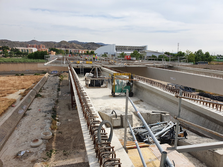 Detalle de la obras del nuevo puente sobre el río Guadalentín que corresponden con el tramo 2 de la Ronda Sur Central de Lorca que cuenta con una inversión regional de 3,6 millones de euros, que enlazará el barrio de San Diego, donde conectará con el primer tramo, con la avenida Santa Clara para dar continuidad a la infraestructura