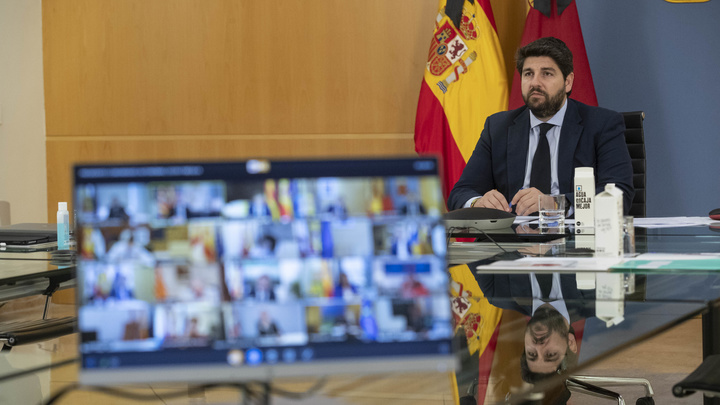El jefe del Ejecutivo regional, Fernando L&oacute;pez Miras, participa en la reuni&oacute;n por v&iacute;a telem&aacute;tica de dirigentes auton&oacute;micos con el presidente del Gobierno central, Pedro S&aacute;nchez (1)