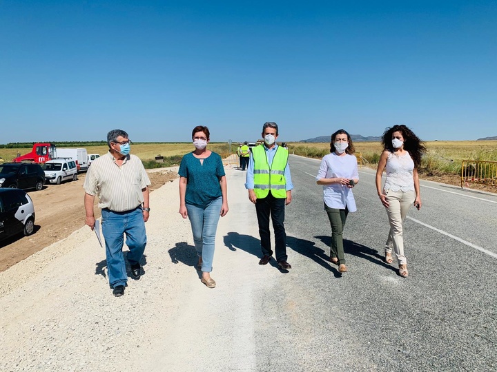 El director general de Carreteras, José Antonio Fernández Lladó, durante su visita a las obras de reparación de la carretera que une Jumilla con Ontur que fue dañada por la Dana.