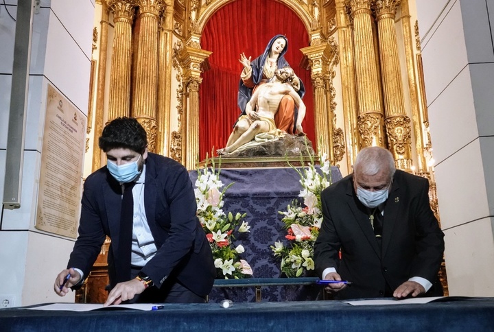 El presidente López Miras entrega la imagen de la Virgen de la Caridad, patrona de Cartagena