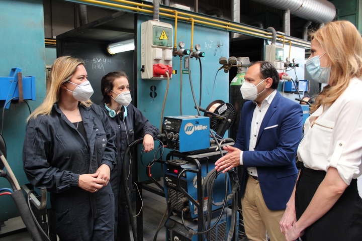 La directora del Servicio Regional de Empleo y Formación visita a alumnos de cursos de soldadura reanudados