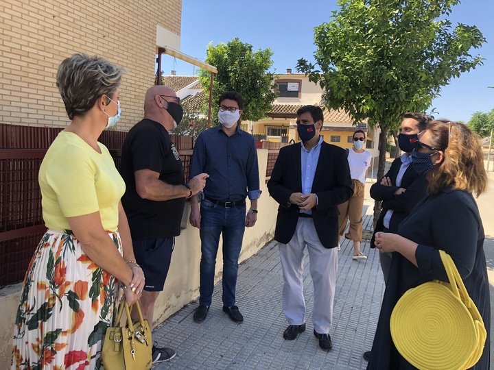 Visita al grupo de 12 viviendas sociales de Los Alcázares