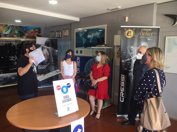 Las directoras generales de Movilidad y Litoral y de Calidad y Competitividad Turísticas, Marina Munuera y Esther Tenza, respectivamente, durante su visita a las instalaciones de los centros de buceo Planeta azul y Balkisub Dive Operations para supervisar la aplicación de los protocolos de higiene y seguridad ante la COVID-19 editados por la Comunidad Autónoma